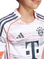 OLISE #17 Bayern Munich 25/26 Kid's Away Mini-Kit
